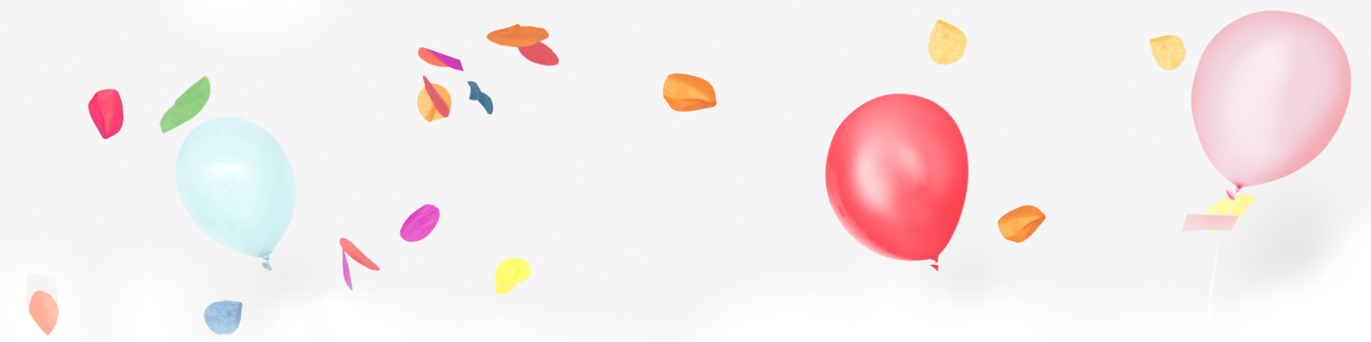 Une atmosphère festive avec des ballons de couleur rose corail, rose et bleu dragée